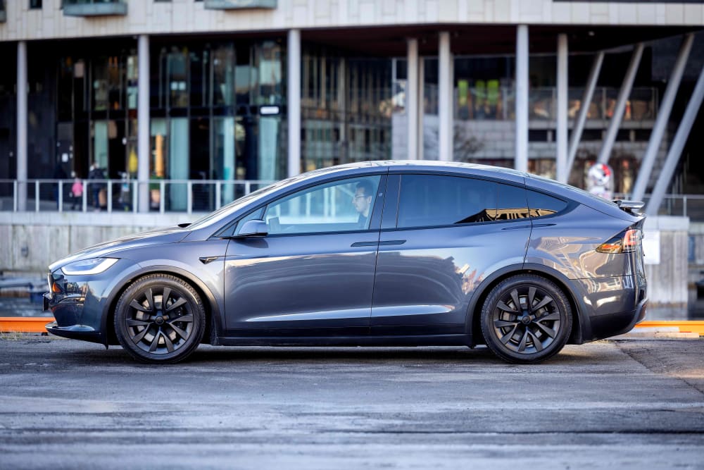 Grå Tesla Model X.